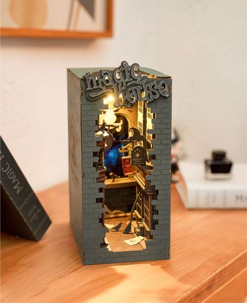 Book Nook DIY Kit Aus Holz – Miniaturhaus Mit LED-Beleuchtung, 15,9 X 9,2 X 22,5 Cm