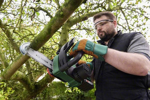 Produktbild: Bosch Home and Garden UniversalChain 18 Akku Kettens&auml;ge inkl. Akku, mit Schutzb&uuml;gel Schwertl&auml;nge 200 mm