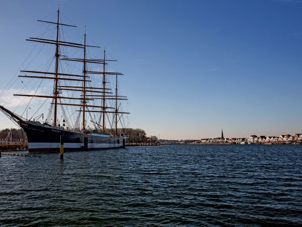 Produktbild: CALVENDO Puzzle Blick vom Priwall auf die Passat und Travem&uuml;nde 1000 Teile Puzzle quer | 1000 Teile Lege-Gr&ouml;&szlig;e 64 &times; 48 cm Foto-Puzzle f&uuml;r gl&uuml;ckliche Stunden