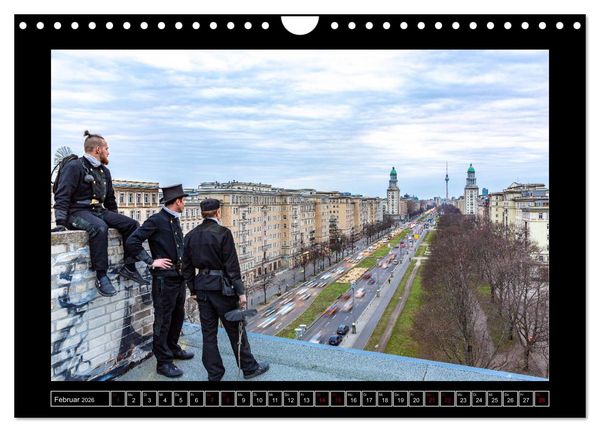 Produktbild: Schornsteinfeger &uuml;ber Berlin - Die Gl&uuml;cksbringer auf den D&auml;chern der Hauptstadt (Wandkalender 2026 DIN A4 quer), CALVENDO Monatskalender