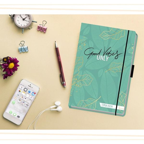Produktbild: Tr&ouml;tsch Sch&uuml;lerkalender Specials mit Gummiband und Stifthalter Good Vibes 23/24