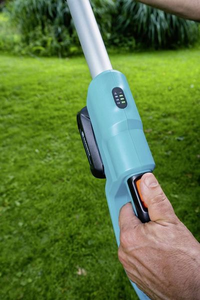 Produktbild: GARDENA THS 42/18V P4solo Akku Teleskop-Heckenschere ohne Akku 18V Li-Ion
