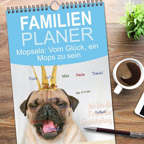 Produktbild: Familienplaner 2026 - Mopsala: Vom Gl&uuml;ck, ein Mops zu sein mit 5 Spalten (Wandkalender, 21 x 45 cm) CALVENDO