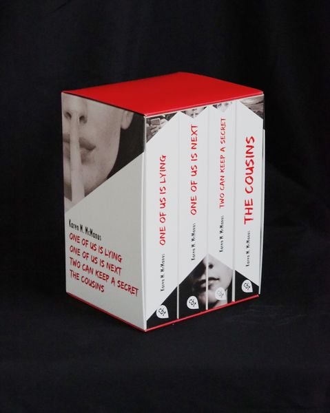 Produktbild: Karen M. McManus: Vier B&auml;nde im Taschenbuch-Schuber: One of us is lying, One of us is next, Two can keep a secret, The Cousins
