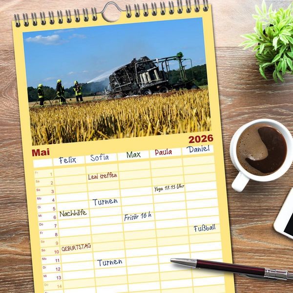 Produktbild: Familienplaner 2026 - FEUERWEHR IM EINSATZ mit 5 Spalten (Wandkalender, 21 x 45 cm) CALVENDO