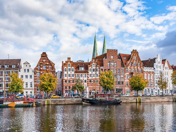 Produktbild: CALVENDO Puzzle Blick &uuml;ber die Trave zu An der Untertrave | 1000 Teile Lege-Gr&ouml;&szlig;e 64x48cm Foto-Puzzle f&uuml;r gl&uuml;ckliche Stunden