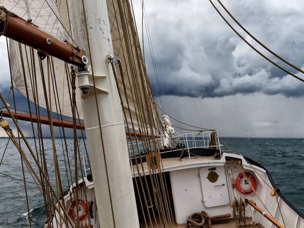 Produktbild: CALVENDO Puzzle holl&auml;ndischer Gro&szlig;segler "Gulden Leeuw" nimmt Kurs auf Warnem&uuml;nde, Hanse Sail 2013 | 1000 Teile Lege-Gr&ouml;&szlig;e 64x48cm Foto-Puzzle f&uuml;r gl&uuml;ckliche Stunden