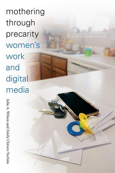 Produktbild: Mothering through Precarity