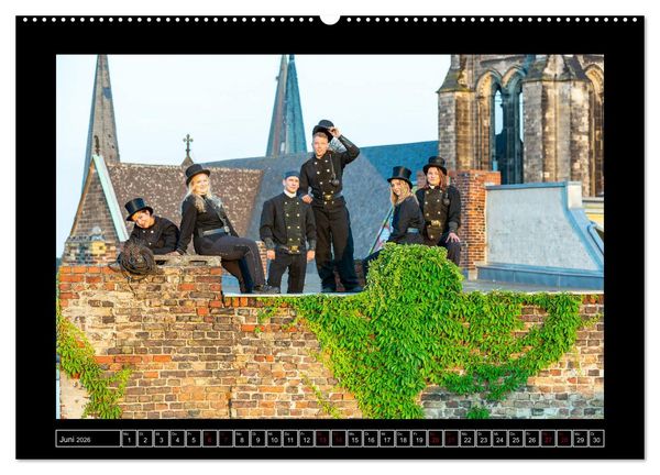 Produktbild: Schornsteinfeger &uuml;ber Berlin - Die Gl&uuml;cksbringer auf den D&auml;chern der Hauptstadt (Wandkalender 2026 DIN A2 quer), CALVENDO Monatskalender