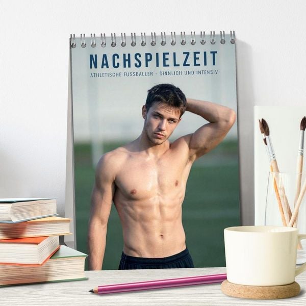 Produktbild: Nachspielzeit - Athletische Fu&szlig;baller - sinnlich und intensiv (Tischkalender 2027 DIN A5 hoch), CALVENDO Monatskalender