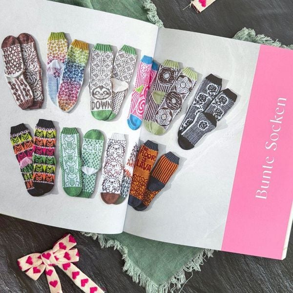 Produktbild: Noch mehr bunte Socken und witzige Handschuhe