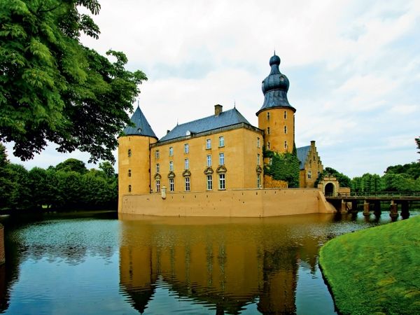 Produktbild: CALVENDO Puzzle Die mehr als 900 Jahre alte Burg Gemen wird von einer m&auml;chtigen Gr&auml;fte umgeben | 1000 Teile Lege-Gr&ouml;&szlig;e 64x48cm Foto-Puzzle f&uuml;r gl&uuml;ckliche Stunden