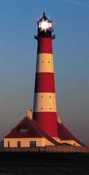 Produktbild: LEUCHTT&Uuml;RME an Nord- und Ostsee. Ein immerw&auml;hrender Geburtstags- und Postkartenkalender