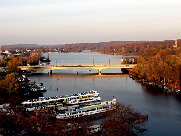 Produktbild: CALVENDO Puzzle Potsdam,Blick &uuml;ber die Humboldtbr&uuml;cke, Tiefer See in Richtung Berlin | 1000 Teile Lege-Gr&ouml;&szlig;e 64x48cm Foto-Puzzle f&uuml;r gl&uuml;ckliche Stunden