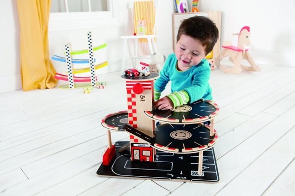Produktbild: Hape E3002 - Parkhaus Spieleset aus Holz, ink. Autos + Hubschrauber