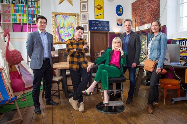 Produktbild: Agatha Raisin - Die gro&szlig;e Fanbox mit den Staffeln 1-4 - In limitierter Erstauflage inkl. 4-teiligen-Postkartenset [9 DVDs]