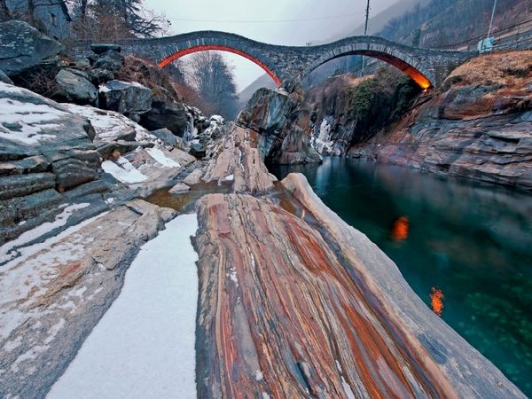 Produktbild: Bootshaus mit Blick auf die Alpen in Cannobio, Italien (Puzzle)