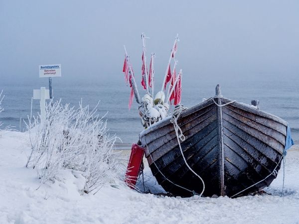 Produktbild: CALVENDO Puzzle Fischerboot im Schnee | 1000 Teile Lege-Gr&ouml;&szlig;e 64x48cm Foto-Puzzle f&uuml;r gl&uuml;ckliche Stunden