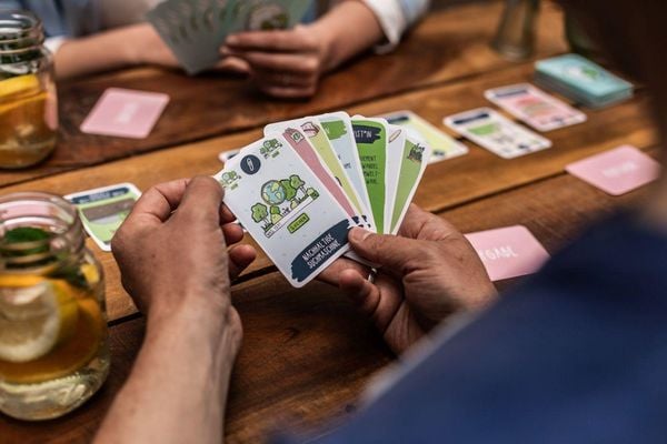 Produktbild: DENKRIESEN - Planet A - "Das nachhaltige Kartenspiel"