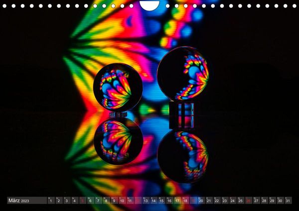 Glaskugeln im Licht - faszinierende Lightpaintings (Wandkalender 2023 DIN A4 quer)
