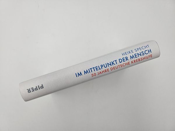 Produktbild: Im Mittelpunkt der Mensch &ndash; 50 Jahre Deutsche Krebshilfe