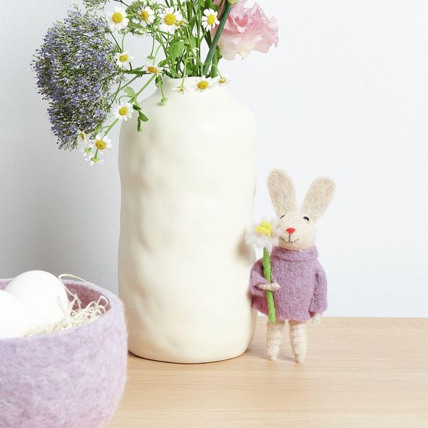 Produktbild: Aufh&auml;nger Filz-Hase mit Pulli und Blume, Purple, 14 x 6 x 3cm