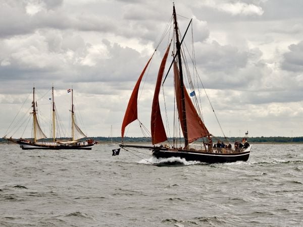 Produktbild: CALVENDO Puzzle traditioneller Haikutter "Ernestine" auf der Ostsee vor Warnem&uuml;nde, Hanse Sail 2013 | 1000 Teile Lege-Gr&ouml;&szlig;e 64x48cm Foto-Puzzle f&uuml;r gl&uuml;ckliche Stunden