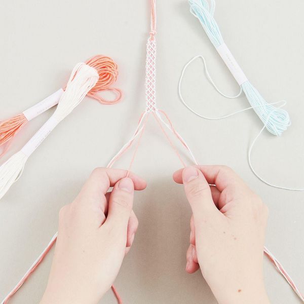 Produktbild: DIY Freundschaftsarmb&auml;nder Set, Pastel Colours,10 x 8 m Stickgarn in 10 verschiedenen Farben, 100 % Baumwolle, Neon 100% Polyester