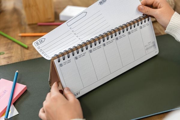 Produktbild: SIGEL 7J902 Tischkalender Jolie 2027, 1/2 A4 quer, Black Magnolia, Hardcover
