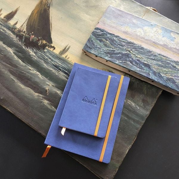 Produktbild: Rhodiarama Notizbuch Softcover A6 72 Blatt liniert saphirblau 90g, mit Gummizugverschluss