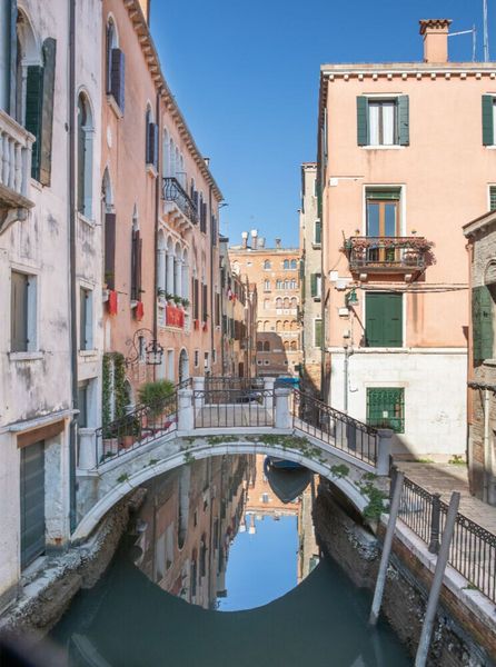 Produktbild: CALVENDO Puzzle Venedig - Spiegelung unter der kleinen Br&uuml;cke neben der Ponte dei Frati | 2000 Teile Lege-Gr&ouml;&szlig;e 90x67cm Foto-Puzzle f&uuml;r gl&uuml;ckliche Stunden