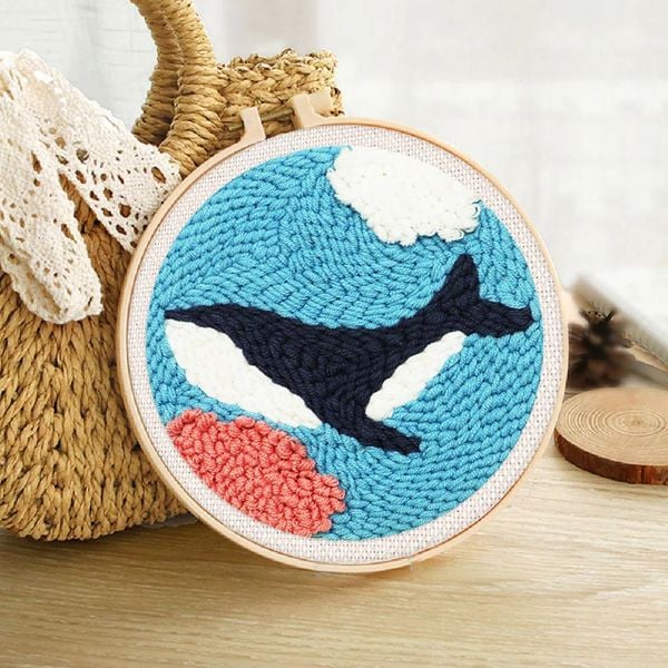 Produktbild: Punch Needle Figured'Art 20x20 cm Orca im Meer, DIY Stickerei mit Nadel und Wolle