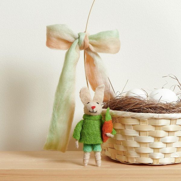 Produktbild: Aufh&auml;nger Filz-Hase mit Pulli und M&ouml;hre, Gr&uuml;n, 14 x 7 x 3cm