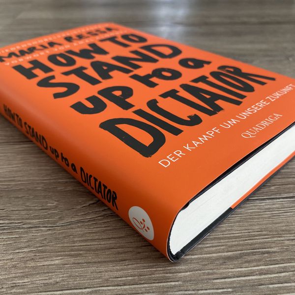 Produktbild: HOW TO STAND UP TO A DICTATOR - Deutsche Ausgabe. Von der Friedensnobelpreistr&auml;gerin