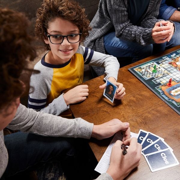 Produktbild: Hasbro F6420100 - Cluedo, Detektivspiel, Neuauflage, Krimi & R&auml;tsel Spiel