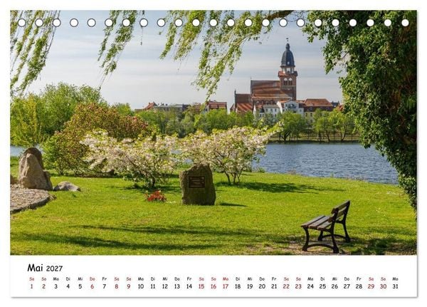 Produktbild: Waren M&uuml;ritz Besondere Ausblicke, Pl&auml;tze und Perspektiven (Tischkalender 2027 DIN A5 quer), CALVENDO Monatskalender