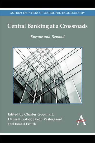 Produktbild: Central Banking at a Crossroads