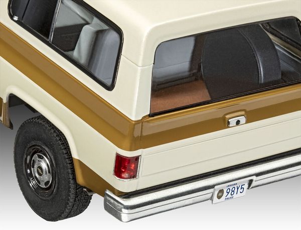 Produktbild: Revell 07724 Stranger Things Jim Hopper&acute;s Chevy&reg; Blazer K5&trade; Automodell Bausatz 1:25