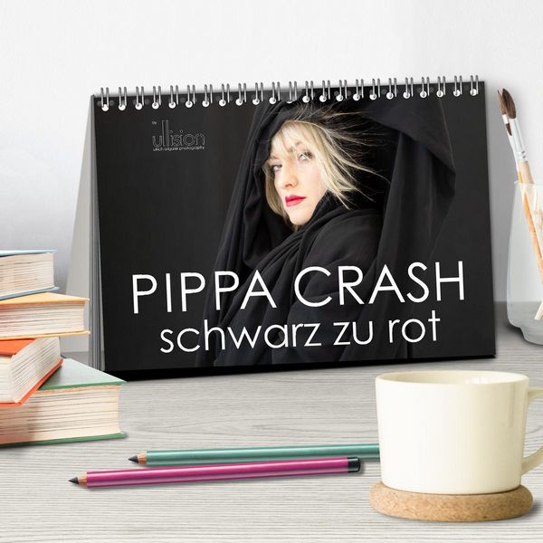 Produktbild: PIPPA CRASH &ndash; schwarz zu rot (Tischkalender 2026 DIN A5 quer), CALVENDO Monatskalender