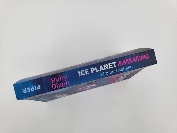 Ice Planet Barbarians – Kira und Aehako