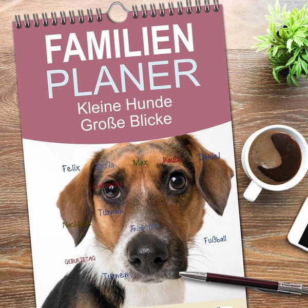 Produktbild: Familienplaner 2026 - Kleine Hunde - Gro&szlig;e Blicke mit 5 Spalten (Wandkalender, 21 x 45 cm) CALVENDO