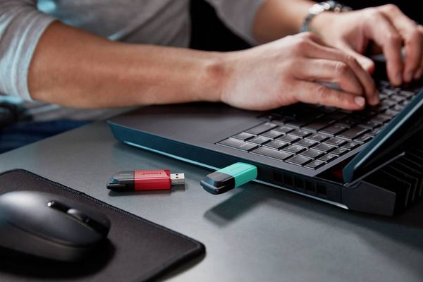 Produktbild: Kingston Kingston DataTraveler Exodia M - USB-Fla USB-Stick Retail 128 GB Schwarz/Blau DTXM/128GB USB-A (USB 3.2 Gen 1)