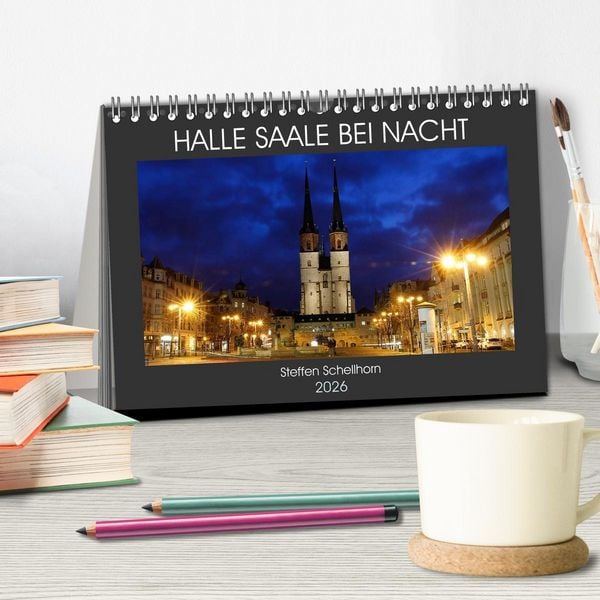 Produktbild: HALLE SAALE BEI NACHT (Tischkalender 2026 DIN A5 quer), CALVENDO Monatskalender