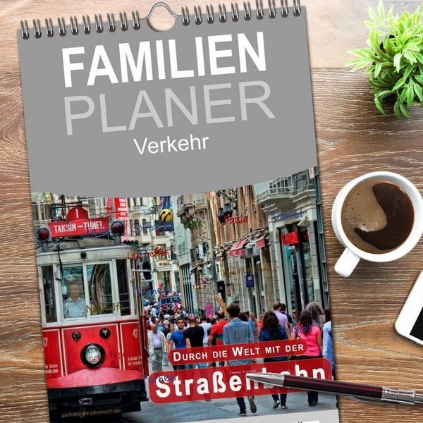 Produktbild: Familienplaner 2026 - Durch die Welt mit der Stra&szlig;enbahn mit 5 Spalten (Wandkalender, 21 x 45 cm) CALVENDO