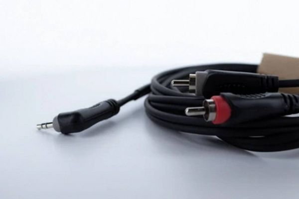 Produktbild: Cordial 14859 Klinke / Cinch Audio Y-Adapter [1x Klinkenstecker 3.5 mm - 2x Cinch-Stecker] 1.50 m Schwarz PVC-Mantel, Zwillingsleitung