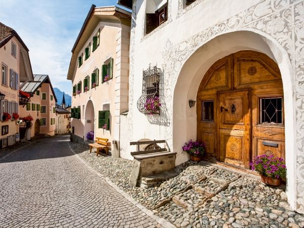 Produktbild: CALVENDO Puzzle Typische Engadiner H&auml;user in der Dorfstra&szlig;e von Guarda | 1000 Teile Lege-Gr&ouml;&szlig;e 64x48cm Foto-Puzzle f&uuml;r gl&uuml;ckliche Stunden