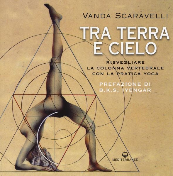 Produktbild: Tra terra e cielo. Risvegliare la colonna vertebrale con la pratica yoga