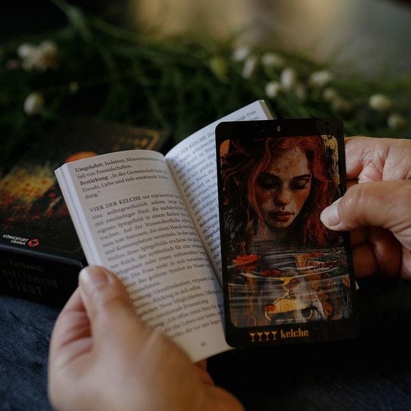 Produktbild: Bernsteinmond Tarot - 78 Tarotkarten und 80-seitiges Booklet