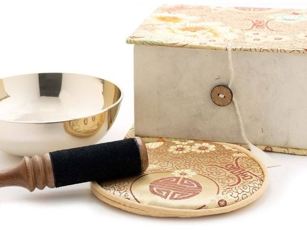 Produktbild: Flache Klangschale in Box mit cremefarbigem Stoffbezug