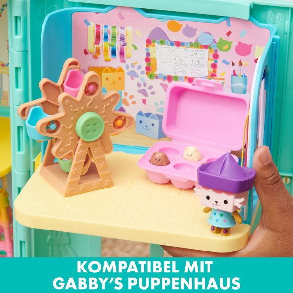 Produktbild: Gabby's Dollhouse Deluxe Raum, Craft-a-riffic-Room, Bastelzimmer mit Baby Box, M&ouml;belst&uuml;cken und thematischem Zubeh&ouml;r